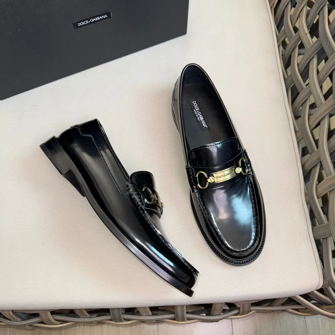 💰¥960 D&G cowhide moccasin loafers for men｜Embellished with DG hardware nameplate｜Made of imported calfskin｜Retro and shiny texture complement each other｜Release charming tones to outline a confident posture｜Imported calfskin + cowhide lining + Italian leather outsole Size: 39-44 (38.45 custom-made)